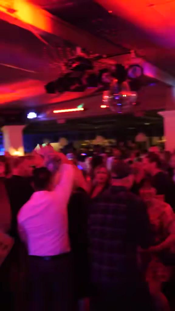 DJ bakom decken med fullt dansgolv