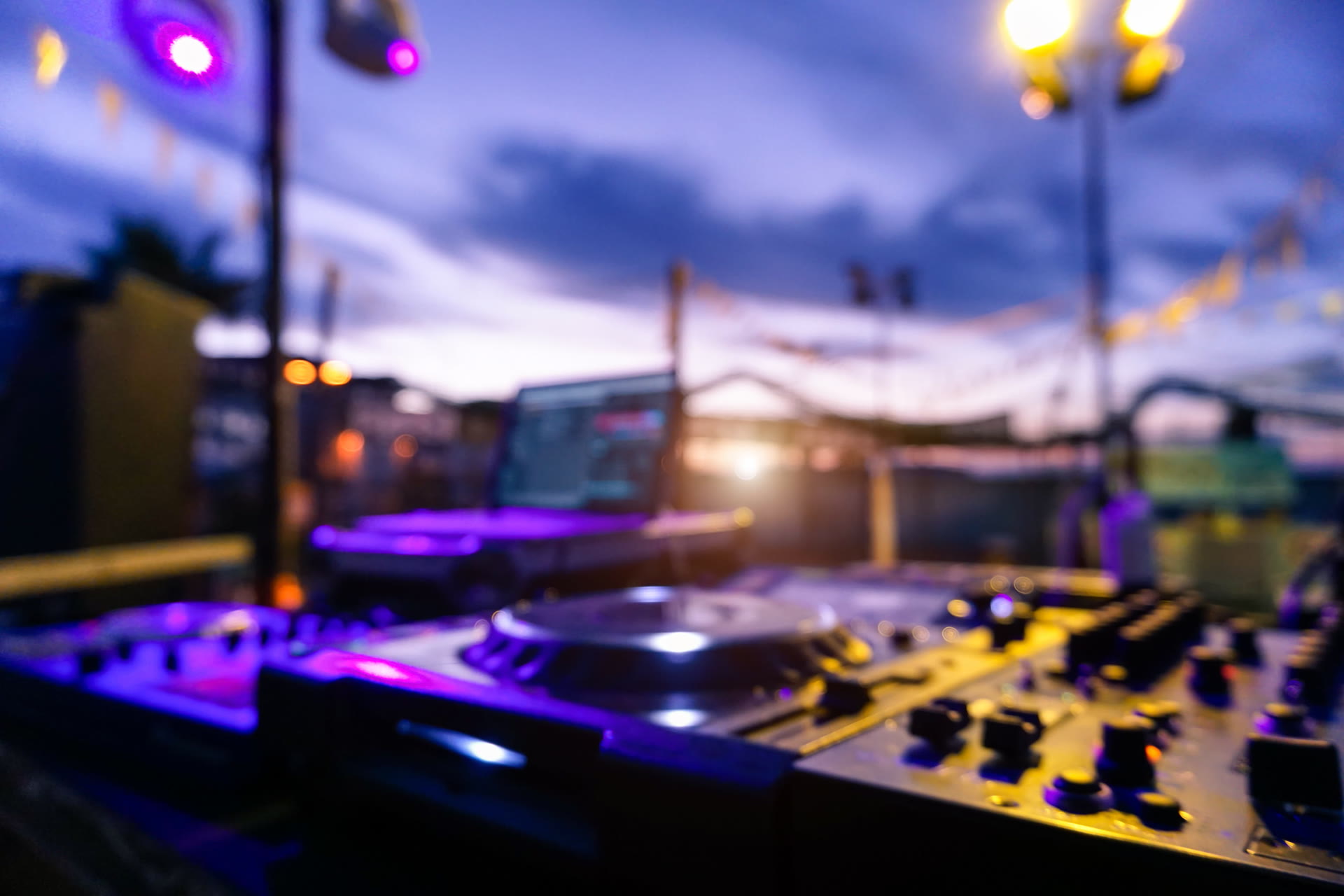 DJ-utrustning i stämningsfull klubbmiljö